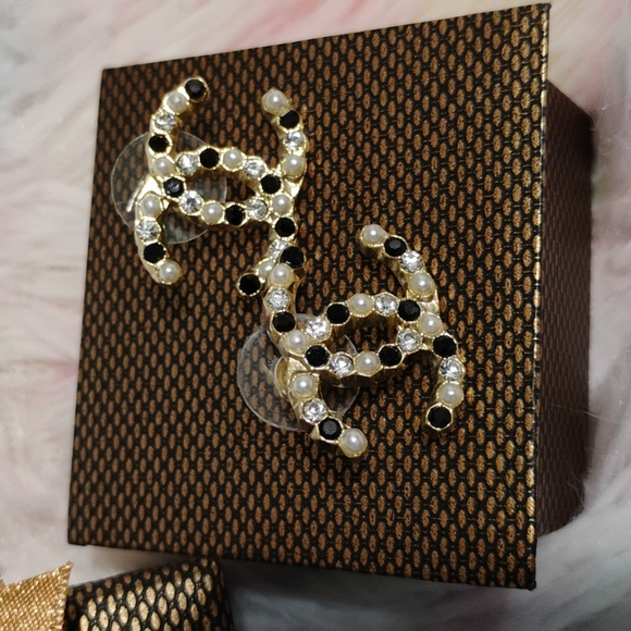 SALE! Auth CHANEL CC Black/White Crystals & Pearls Stud Earrings Gold Hardware - Picture 3 of 13